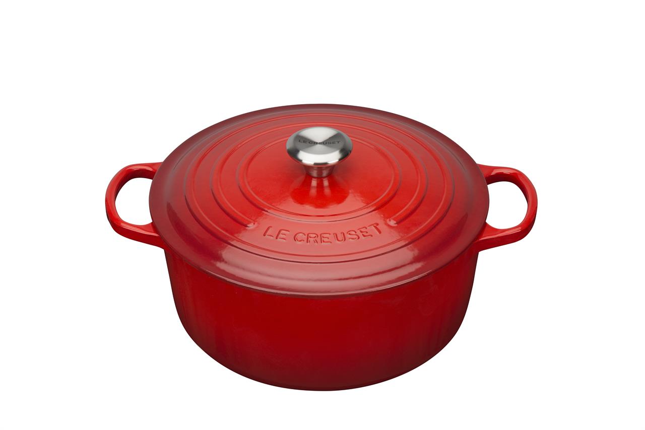 Das Bild zeigt einen runden Bräter der Marke Le Creuset in Kirschrot mit einem Durchmesser von 26 cm. Der Bräter hat zwei Griffe und einen Deckel mit silbernem Knauf.