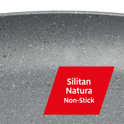 Das Bild zeigt eine graue, beschichtete Pfanne mit einer Antihaft-Oberfläche. Im Vordergrund befindet sich ein rotes Feld mit der Aufschrift „Silitan Natura Non-Stick“.