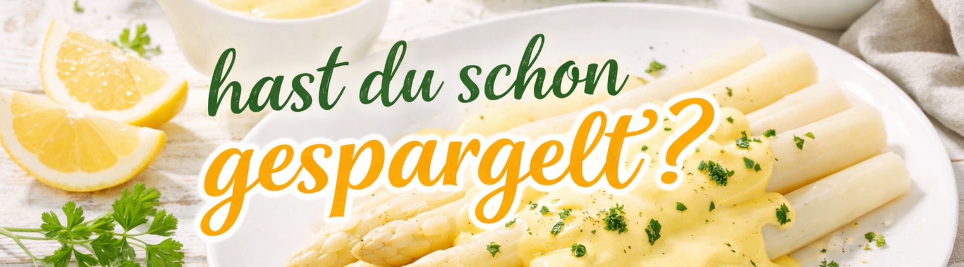 Das Bild zeigt frischen Spargel. Die Spargelstangen liegen nebeneinander auf einer Oberfläche.