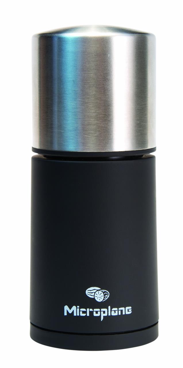 Das Bild zeigt eine Muskatmühle in Schwarz und Edelstahl. Auf der Mühle steht das Logo "Microplane".