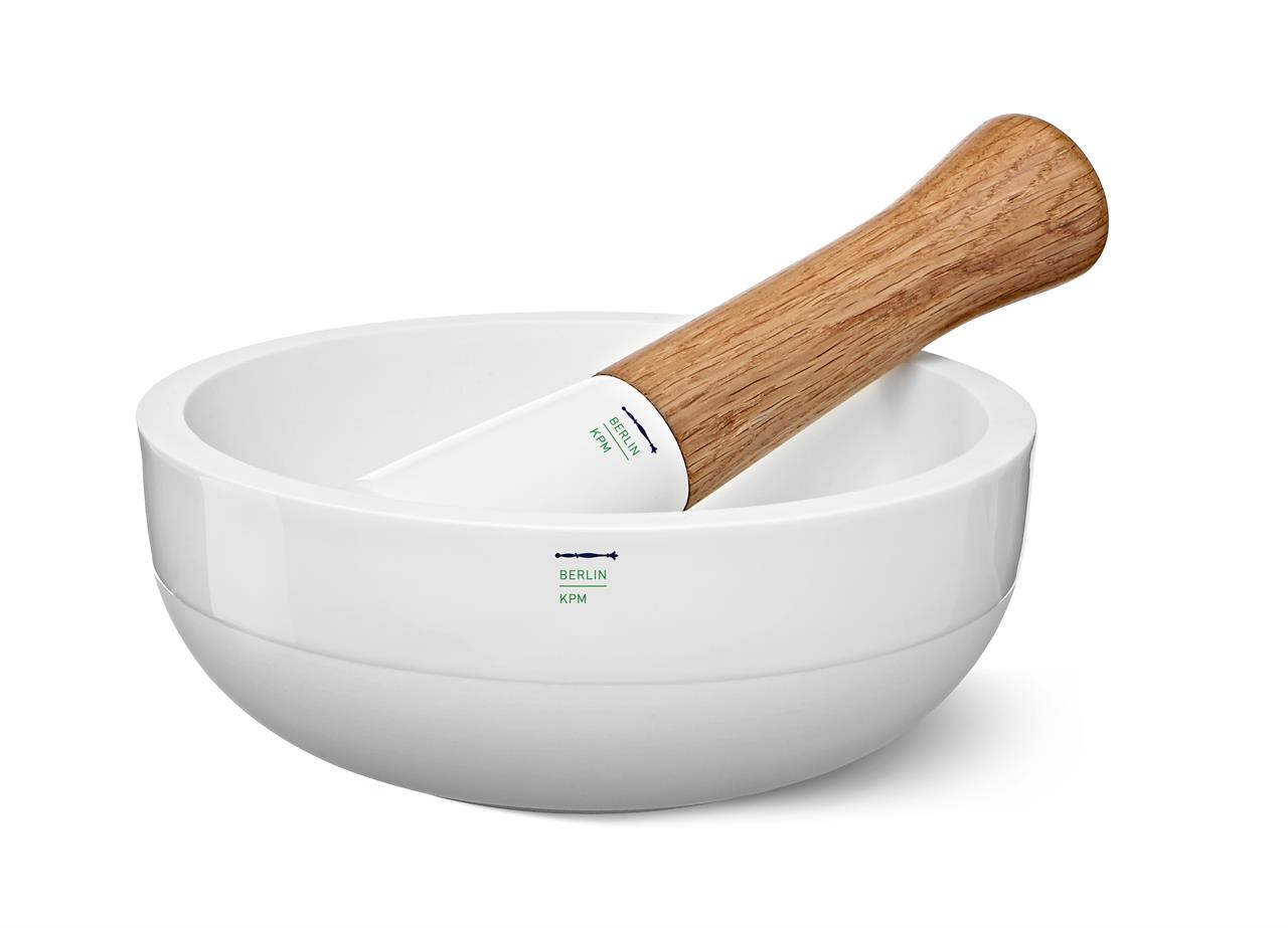 Das Bild zeigt einen weißen Mörser mit einem Stößel aus Holz und Keramik. Auf dem Mörser steht „BERLIN KPM“ geschrieben.