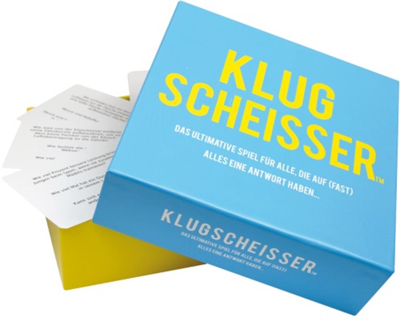 Auf dem Bild ist das Spiel „Klugscheisser“ zu sehen. Die geöffnete Schachtel zeigt Spielkarten, die teilweise aus der Box herausschauen.