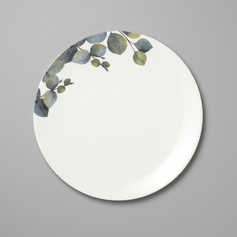 Der Teller ist flach, 28 cm groß und aus Fine Bone China gefertigt. Er hat ein dezentes Eukalyptus-Design am Rand.
