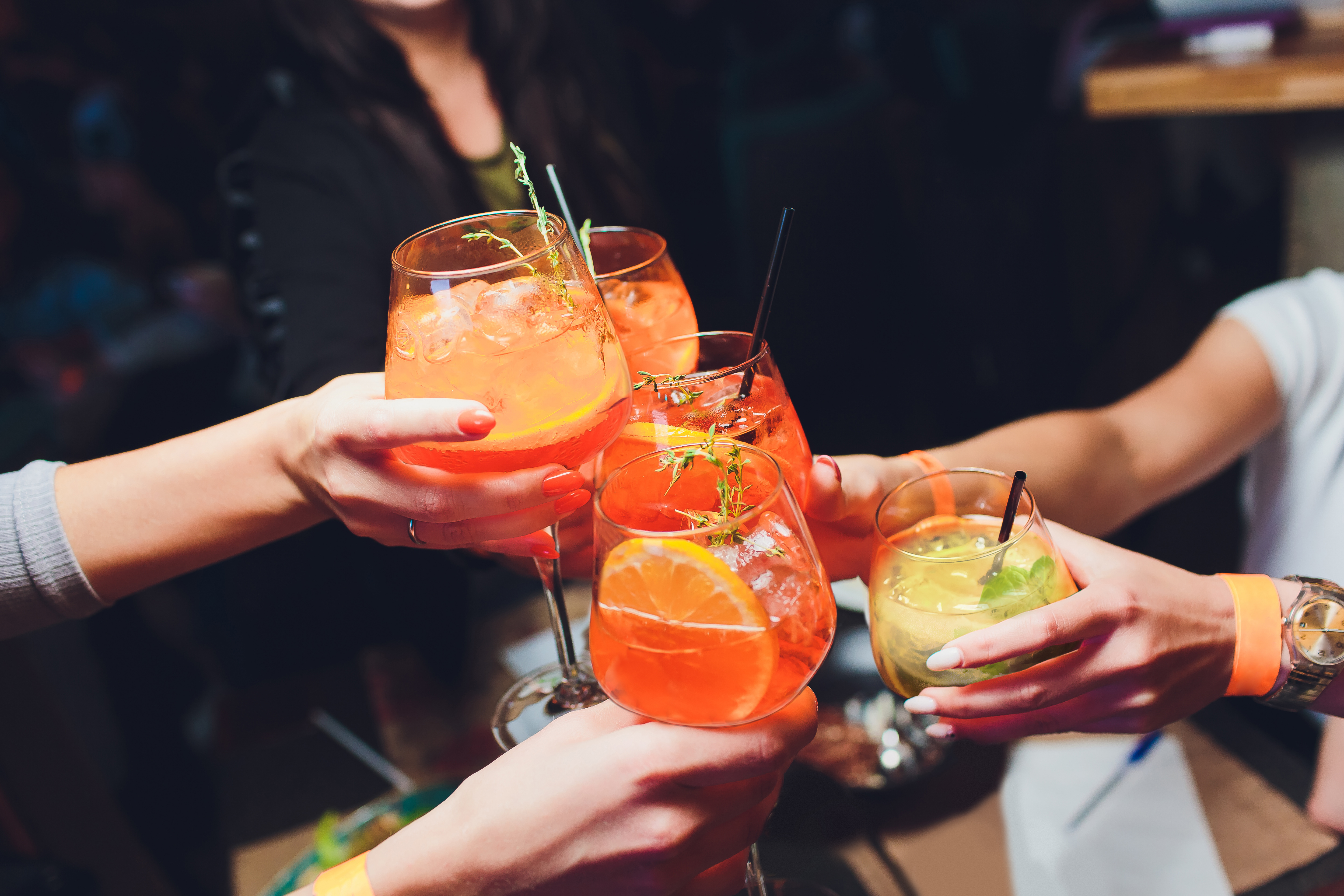 Zu sehen ist ein VINA Glas aus der Taste Kollektion. Es ist elegant geformt.