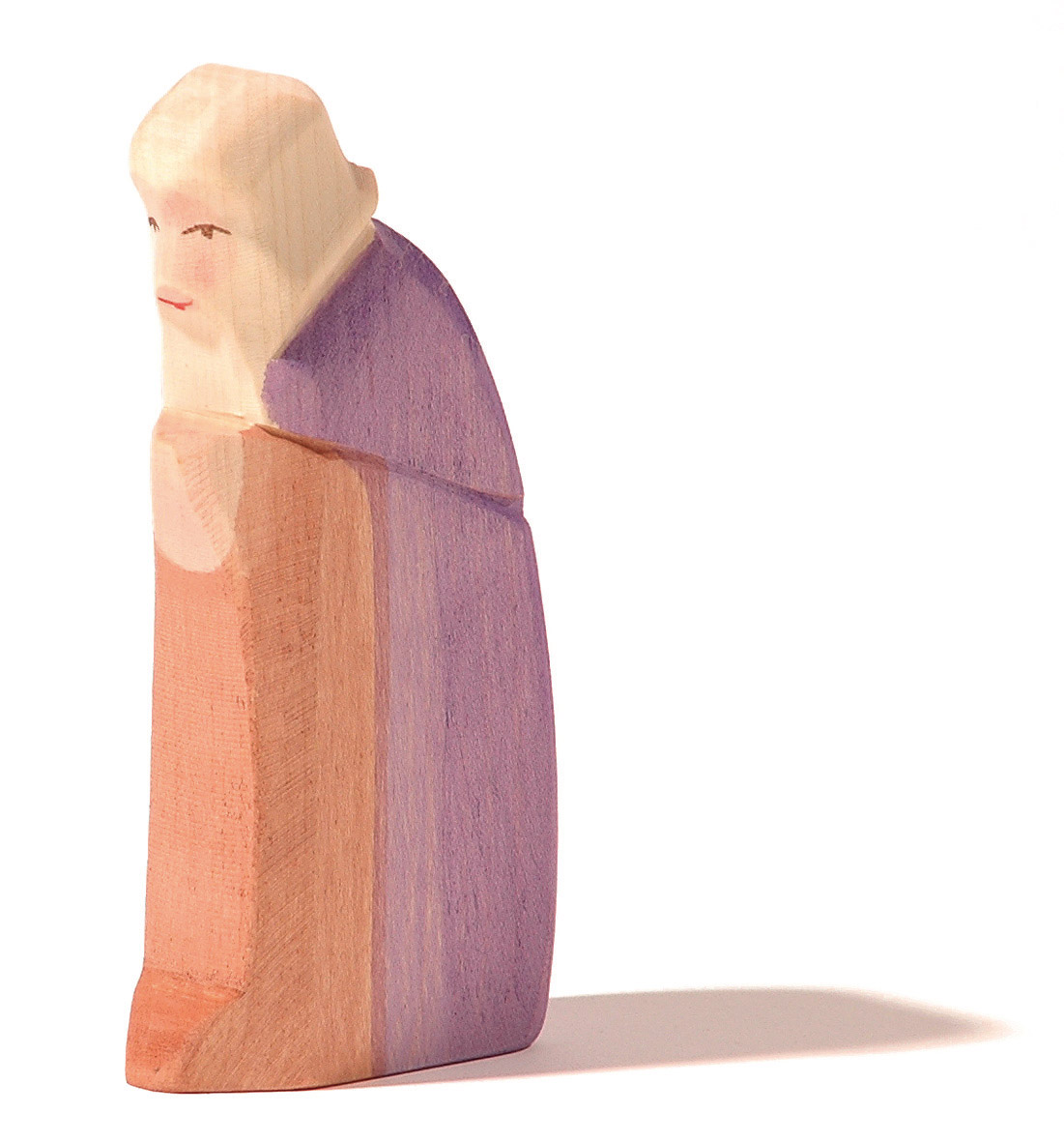 Auf dem Bild ist eine Holzfigur namens "Josef" zu sehen. Die Figur ist schlicht gestaltet und in lila und hellbraunen Farbtönen bemalt.