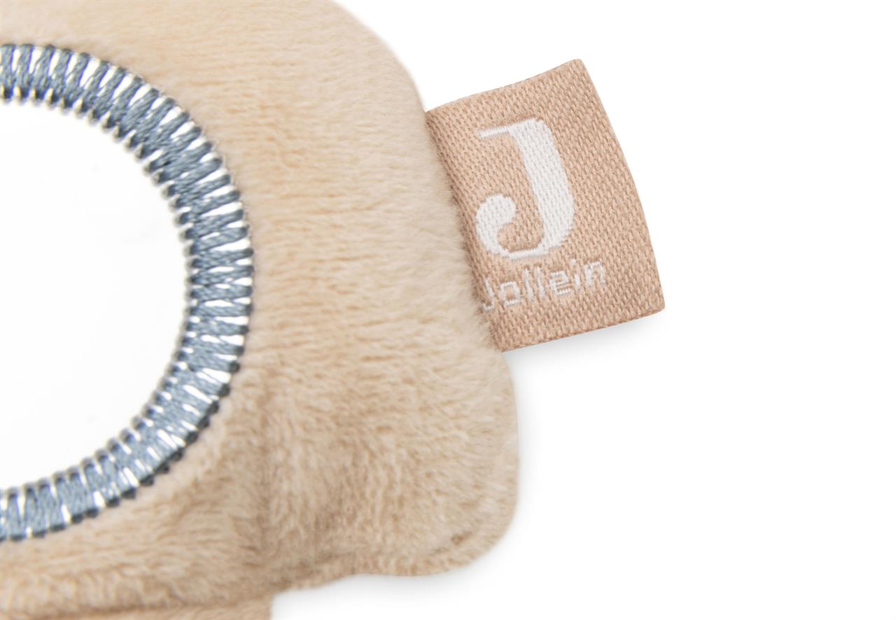 Das Bild zeigt einen Teil des Produkts „Spieltrapez Baby Spielsachen On The Go“. Zu sehen ist ein weiches, beiges Stoffelement mit einem angenähten Etikett, auf dem „Jollein“ steht.