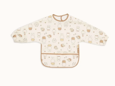 Das Lätzchen wasserdicht mit Ärmeln Miffy Family Farm ist abgebildet. Es schützt die Kleidung von Kindern beim Essen zuverlässig.