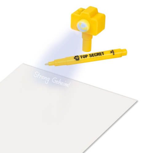 Auf dem Bild ist ein gelber Stift mit der Aufschrift "TOP SECRET" zu sehen. Mit einer speziellen Lampe wird die unsichtbare Schrift „Streng Geheim!“ auf einem Blatt Papier sichtbar gemacht.