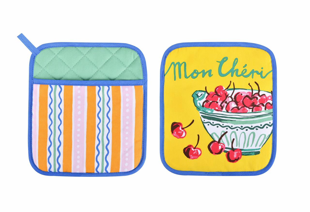 Das Bild zeigt zwei bunte Topflappen mit dem Namen "Summer Fruits". Einer ist mit Streifen und Wellenmustern verziert, der andere zeigt eine Schale mit Kirschen und die Aufschrift "Mon Chéri".