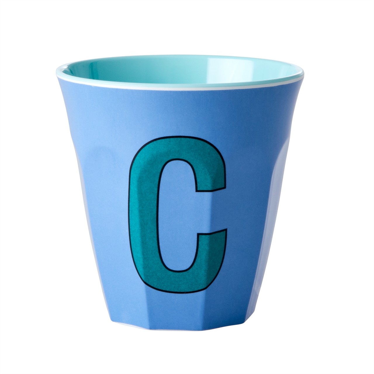Dies ist ein mittelgroßer Melaminbecher mit einem Fassungsvermögen von 250 ml. Der Becher ist blau und hat einen großen Buchstaben "C" auf der Vorderseite.