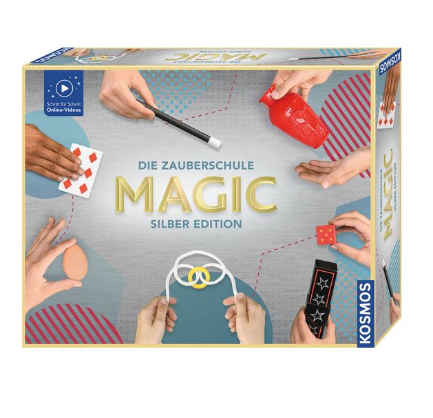 Auf dem Bild ist die Verpackung des Produkts "Die Zauberschule MAGIC Silber Edition" zu sehen. Die Schachtel zeigt verschiedene Zauberutensilien und Hände, die Zaubertricks vorführen.