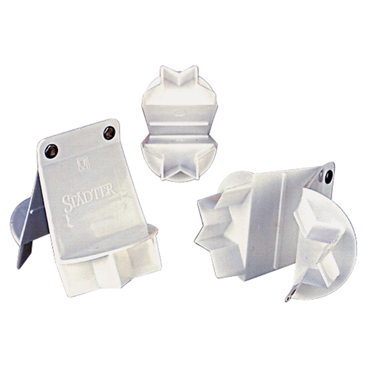 Das Bild zeigt drei Zimtsternausstecher aus Kunststoff, jeweils in unterschiedlichen Ansichten. Sie werden verwendet, um sternförmige Plätzchen mit einer Größe von 4 cm auszustechen.