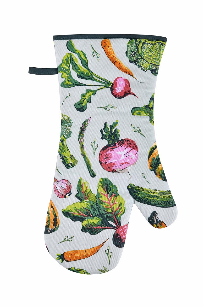 Der Topfhandschuh "Vegetable Medley" zeigt bunte Illustrationen verschiedener Gemüsearten. Er ist ideal zum sicheren Anfassen heißer Töpfe und Pfannen in der Küche.