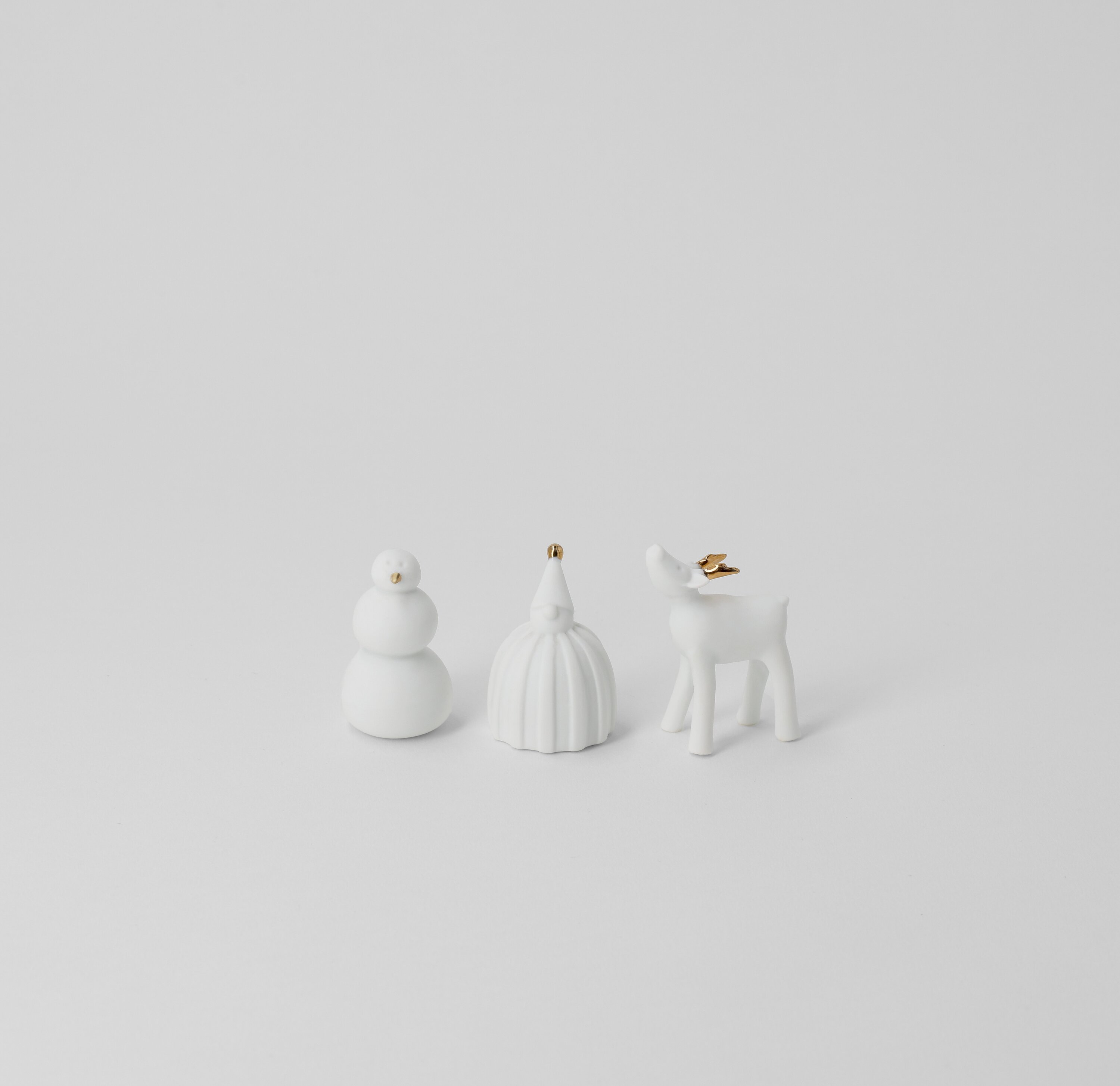 Auf diesem Foto ist ein nicht spezifiziertes Produkt zu sehen. Der Dateiname ist 92449_Art-H_L_Sonstige-Figuren_Winterfiguren-Set_Y24_PV_V01_3000px.