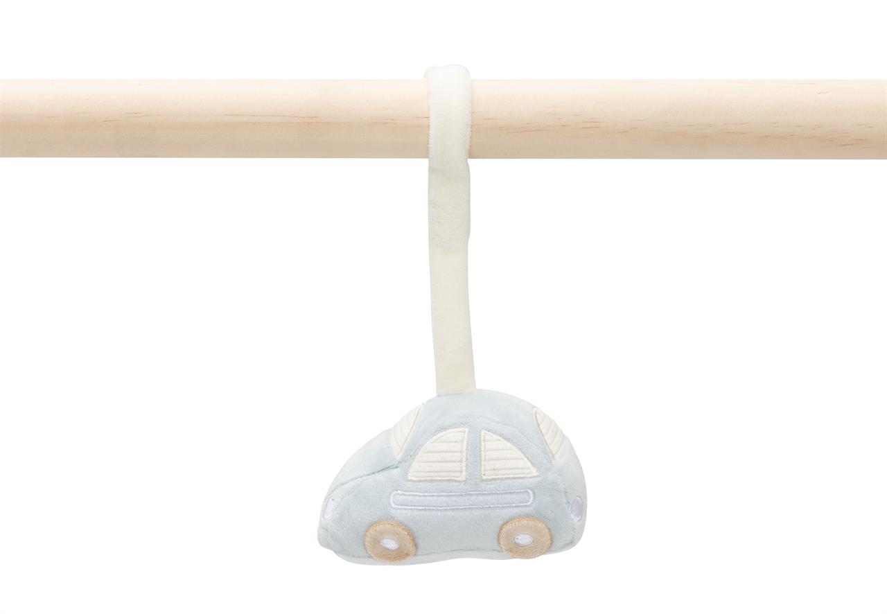 Das Bild zeigt ein weiches, hellblaues Babyspielzeug in Form eines Autos, das an einem Holzstab hängt. Es ist Teil des Produkts "Spieltrapez Baby Spielsachen On The Go".
