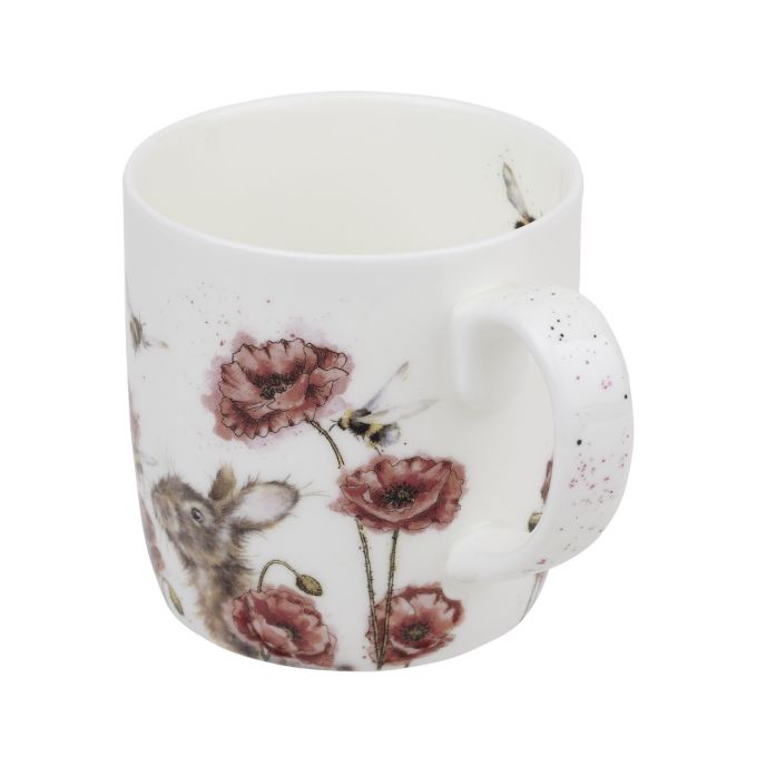 Die abgebildete Tasse zeigt ein hübsches Motiv mit roten Blumen, Bienen und einem kleinen Hasen. Sie hat ein Fassungsvermögen von 0,31 Litern und trägt den Namen "Mug Let it Bee".