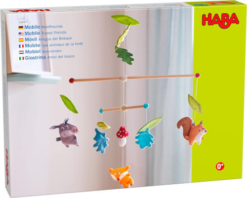 Auf dem Bild ist eine Verpackung für ein Baby-Mobile mit Waldtieren zu sehen. Das Mobile enthält Figuren wie einen Fuchs, ein Eichhörnchen, ein Wildschwein, Blätter und einen Pilz.