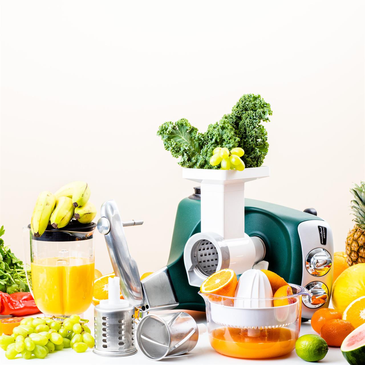 Das Bild zeigt das Produkt "Go Green Package" mit einem Entsafter und verschiedenen frischen Früchten und Gemüse. Das Paket ist ideal zur Zubereitung gesunder Säfte und Smoothies.