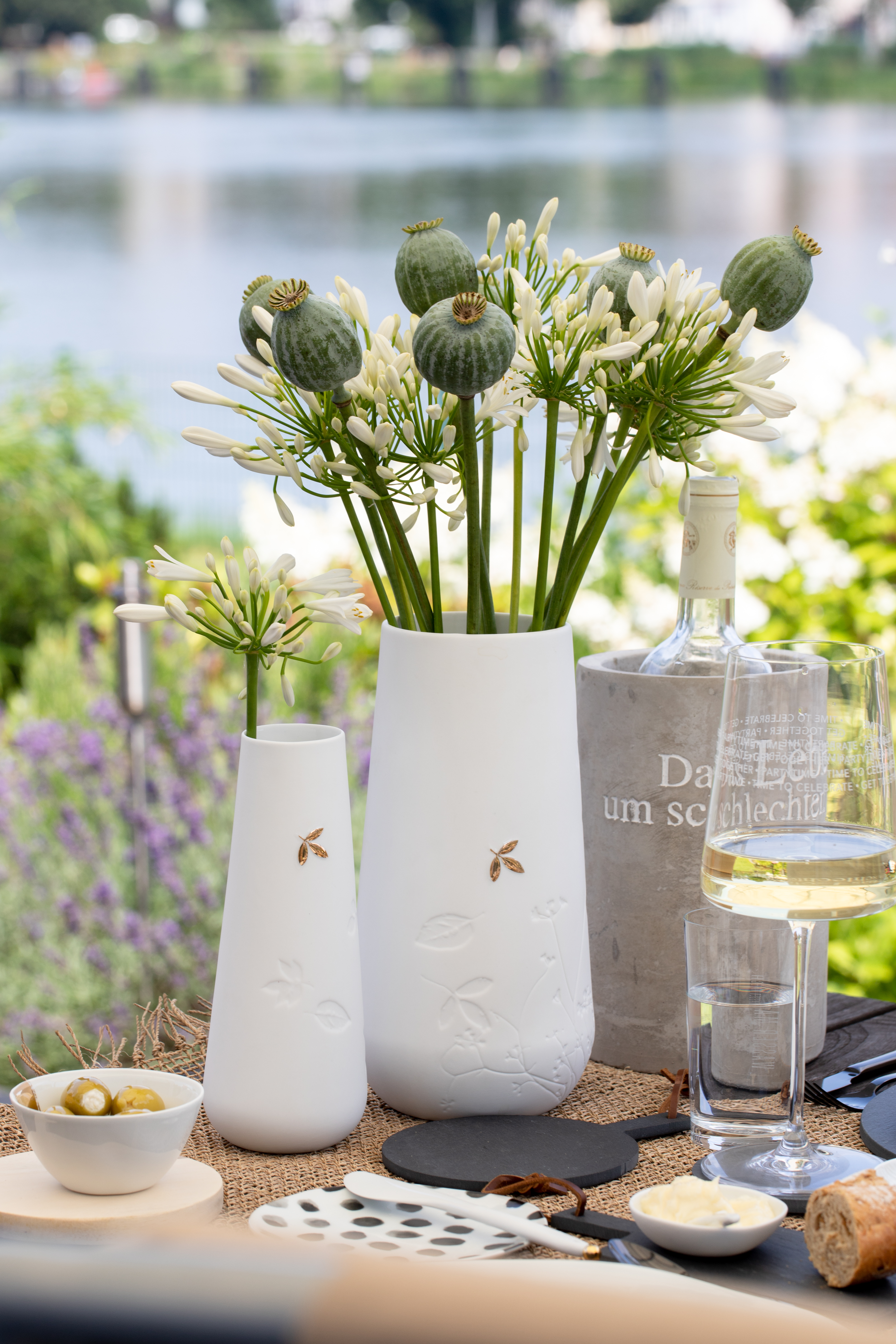 Auf dem Bild ist eine Vase mit einem Blatt zu sehen. Die Szene vermittelt eine frische und stilvolle Frühlingsstimmung.