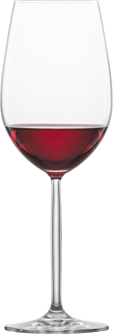 Das Bild zeigt ein elegantes Weinglas mit etwas Rotwein darin. Es handelt sich um das Produkt "Bordeaux 22, 561 ml, Prizma".