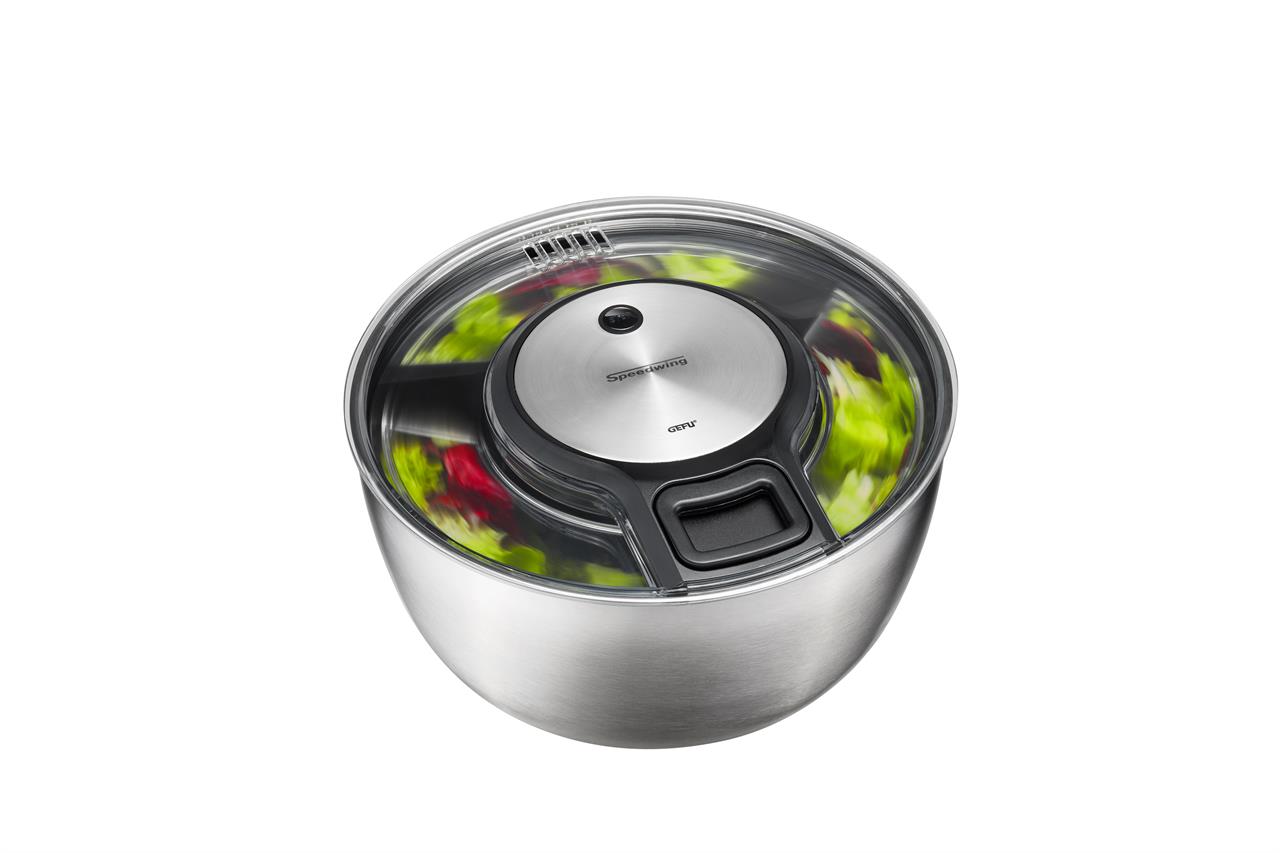 Das Bild zeigt eine Salatschleuder SPEEDWING® aus Edelstahl mit transparentem Deckel. Im Inneren der Schüssel befindet sich bunter Salat.