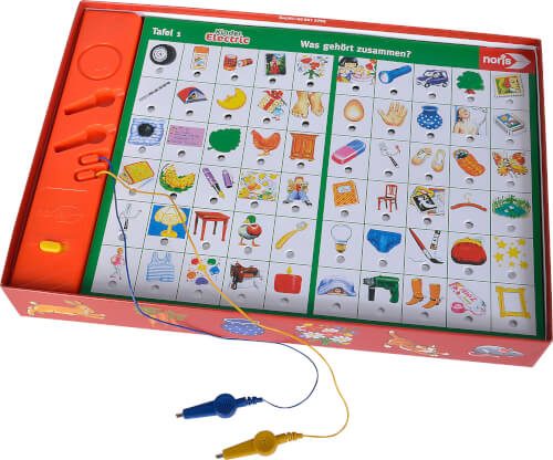 Das Bild zeigt ein elektrisches Lernspiel für Kinder mit verschiedenen Bildern zum Zuordnen. Zwei Kabel mit Klemmen sind an das Spiel angeschlossen, um die passenden Paare zu finden.