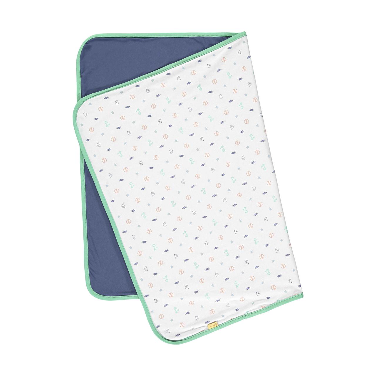 Die Decke „blau grün Roller“ ist auf einer Seite dunkelblau und auf der anderen Seite weiß mit buntem Muster. Sie hat einen grünen Rand und sieht weich und bequem aus.