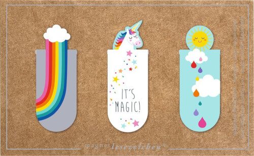 Das Bild zeigt drei bunte Lesezeichen mit fröhlichen Motiven. Zu sehen sind ein Regenbogen, ein Einhorn mit Sternen und ein lachender Sonne-Wolken-Mix mit Regentropfen.