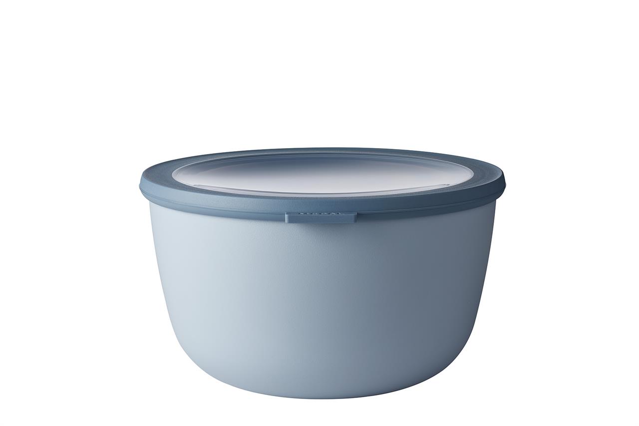 Die Abbildung zeigt eine runde Schüssel mit Deckel in der Farbe Nordic Blue. Es handelt sich um die Multi Bowl Cirqula mit einem Fassungsvermögen von 3 Litern.