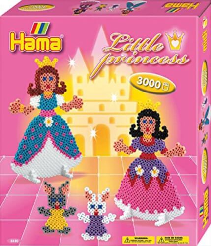 Die Verpackung zeigt ein Bügelperlen-Set mit Prinzessinnen-Motiven von Hama. Auf dem pinken Karton sind zwei Prinzessinnen und zwei kleine Tiere aus Bügelperlen abgebildet.