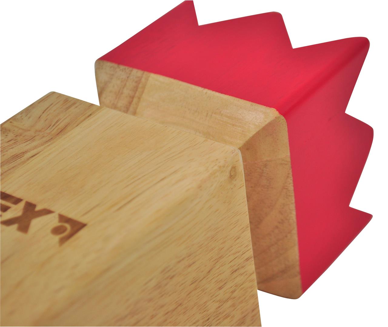 Das Bild zeigt einen Kubb Pro Rubberwood Red King aus Holz. Die Oberseite des Königs ist rot bemalt und hat eine gezackte Form.