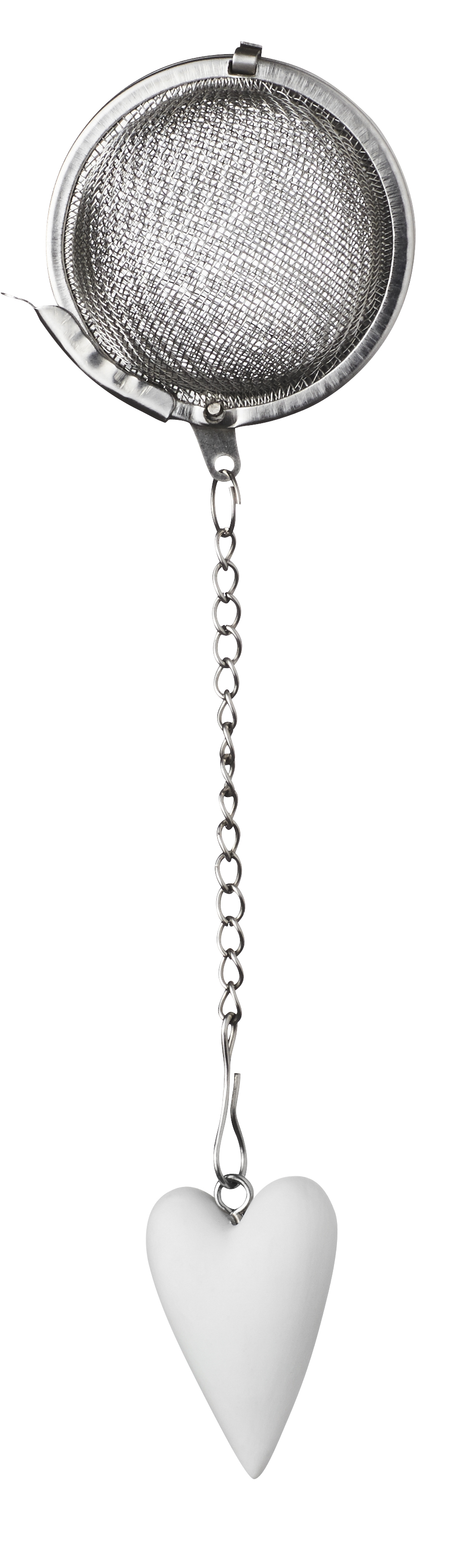 Das Bild zeigt ein Teesieb aus Metall mit einer Kette. Am Ende der Kette hängt ein weißer, herzförmiger Anhänger.