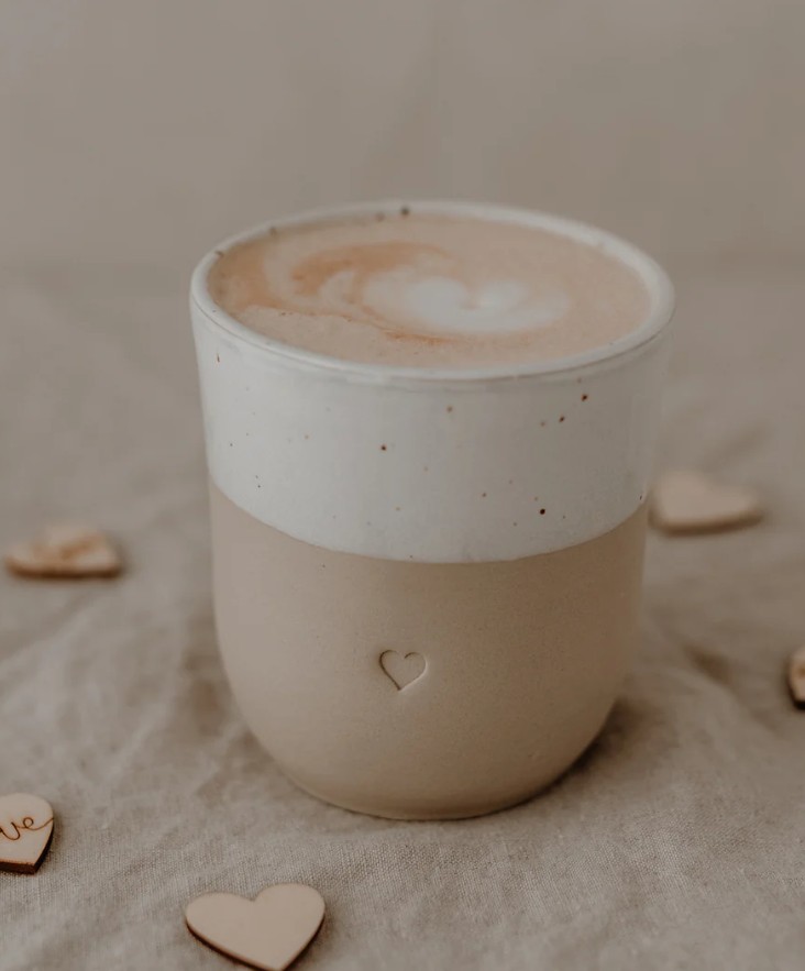 Becher Herz mit einem Herz-Motiv. Der Becher ist eine schöne Geschenkidee.