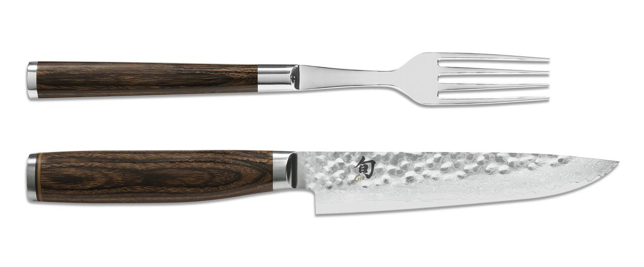 Das Bild zeigt ein edles Messer und eine Gabel aus der Shun Premier Serie. Beide Bestecke haben elegante Holzgriffe und hochwertige Klingen bzw. Zinken aus Edelstahl.