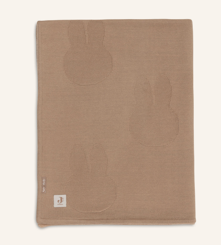 Decke Kinderbett 100x150cm Miffy - Biscuit/Velvet ist eine samtige Kinderbettdecke in Biskuitfarbe. Die Decke bietet Komfort und Wärme für Kinder.