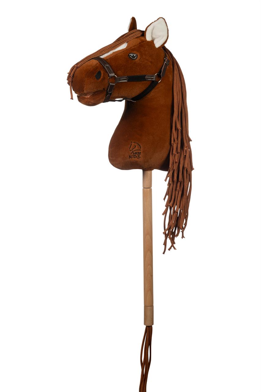 Das Bild zeigt ein Steckenpferd mit braunem Kopf und langer Mähne namens "Hobby Horse -Premium- Dunkelfuchs". Es hat einen hölzernen Stab und ein aufgenähtes Halfter.