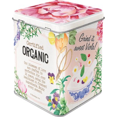 Die Abbildung zeigt eine bunte Dose mit der Aufschrift "Teedose Herbal Blossom Tea". Auf der Dose stehen Sätze wie "Certified Organic" und "Grind it sweet Viola!" sowie verschiedene Blumenillustrationen.