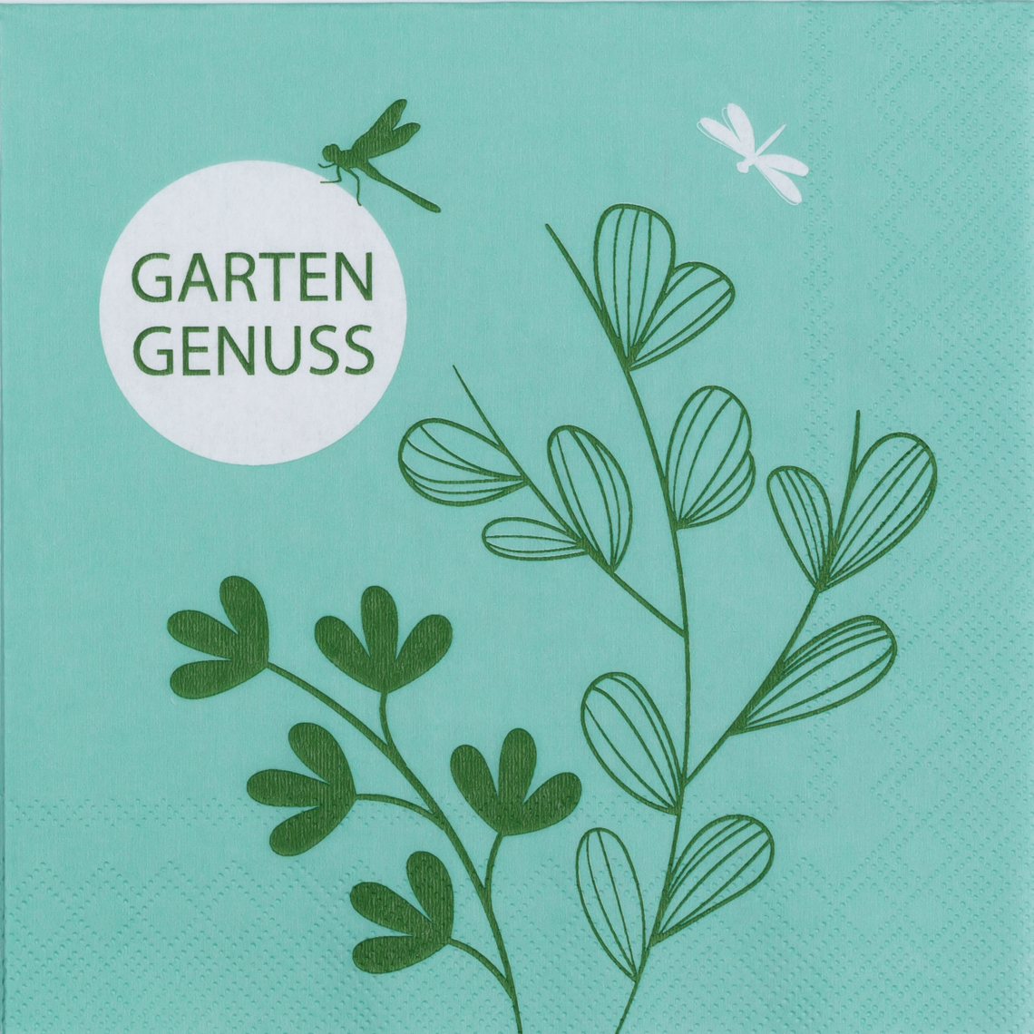 Die Serviette zeigt ein grünes Pflanzenmotiv auf türkisfarbenem Hintergrund. Oben steht der Text "GARTENGENUSS", daneben fliegen zwei Libellen.