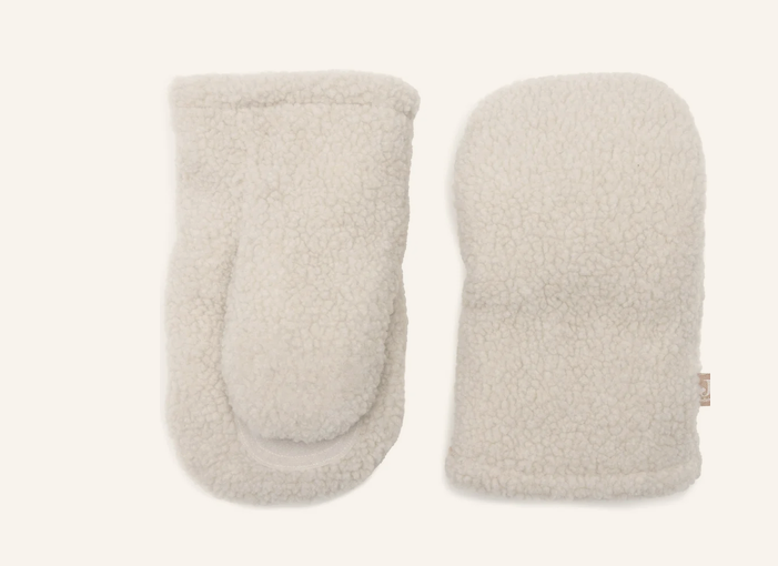 Kinderwagen Handschuhe Teddy - Natural in heller Farbe. Die Handschuhe sind weich und halten die Hände warm.