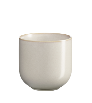 Auf dem Bild ist eine schlichte, cremefarbene Tasse zu sehen. Sie hat eine runde Form und steht auf einem dunklen Untergrund.
