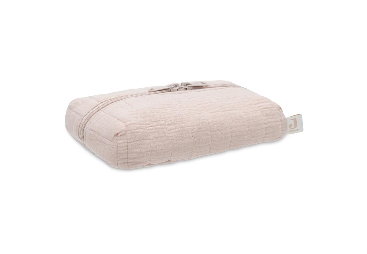 Das Bild zeigt ein zart rosafarbenes Feuchttücher-Etui mit Reißverschluss. Das Etui hat eine weiche, gesteppte Oberfläche und ein kleines Etikett an der Seite.