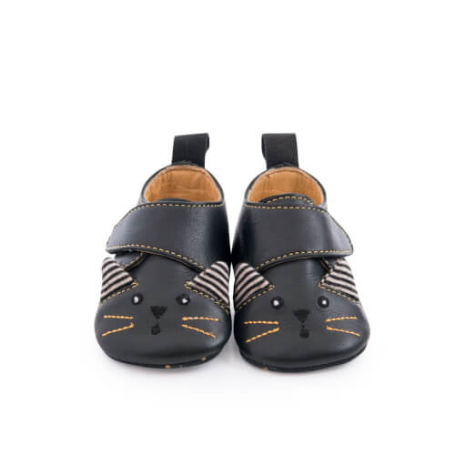 Auf dem Bild sind ein Paar schwarze Babyschuhe zu sehen. Die Schuhe haben ein niedliches Katzen-Gesicht auf der Vorderseite.