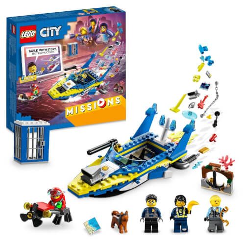 Auf dem Bild ist ein LEGO City Set mit einem Polizeiboot, mehreren Minifiguren und verschiedenen Zubehörteilen zu sehen. Die Verpackung zeigt das Thema "Missions" und steht im Hintergrund neben den aufgebauten LEGO-Elementen.