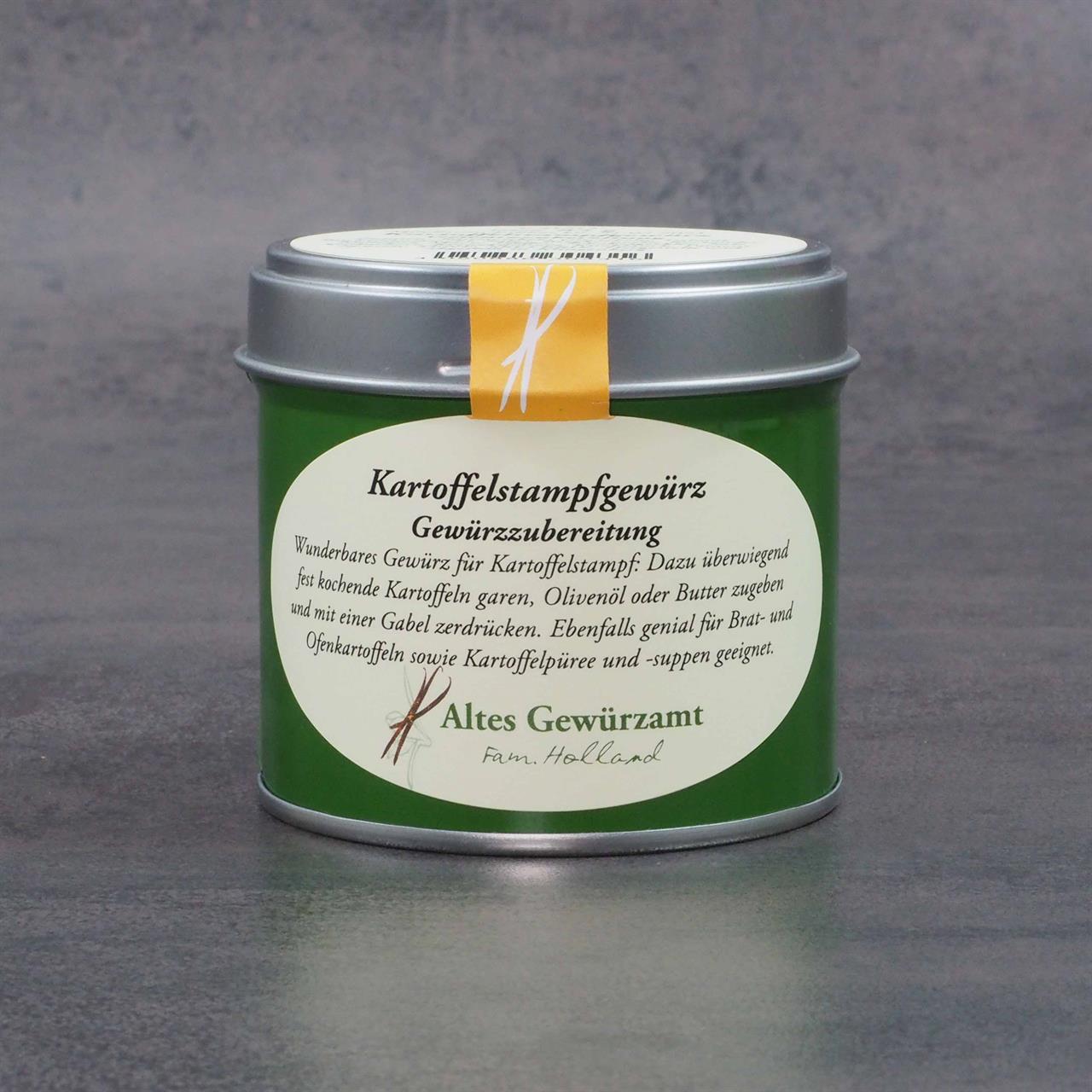 Auf dem Bild ist eine grüne Dose mit der Aufschrift "Kartoffelstampfgewürz Gewürzzubereitung" zu sehen. Es handelt sich um ein spezielles Gewürz für Kartoffelstampf, hergestellt von Altes Gewürzamt.