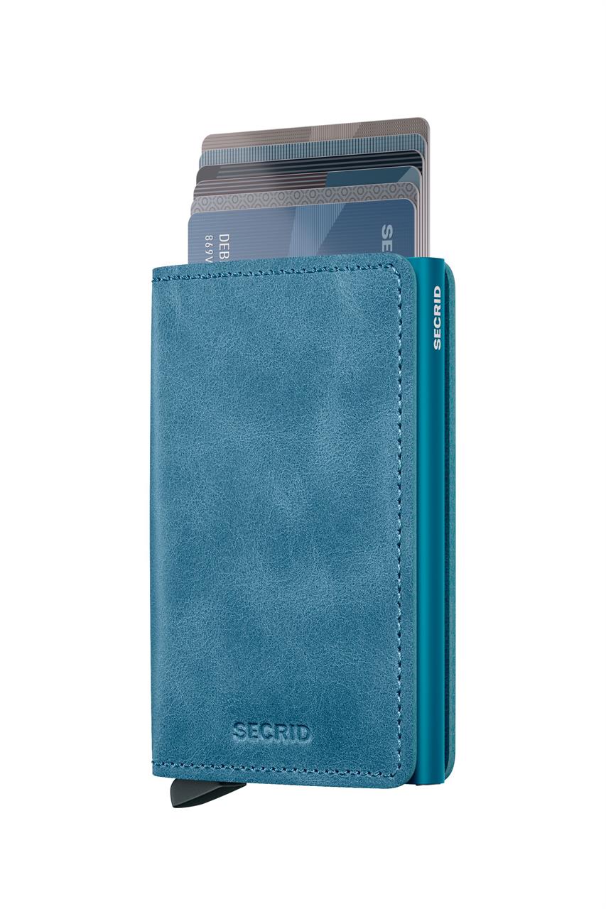 Das Bild zeigt ein Slimwallet in der Farbe Vintage Teal mit mehreren herausragenden Karten. Das elegante Portemonnaie besteht aus hochwertigem Material und trägt den Aufdruck "SECRID".