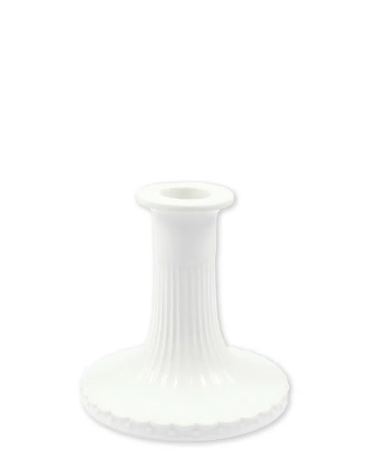 Der Kerzenhalter Alice in Weiß und kleiner Größe ist zu sehen. Er eignet sich hervorragend für kleine Kerzen.