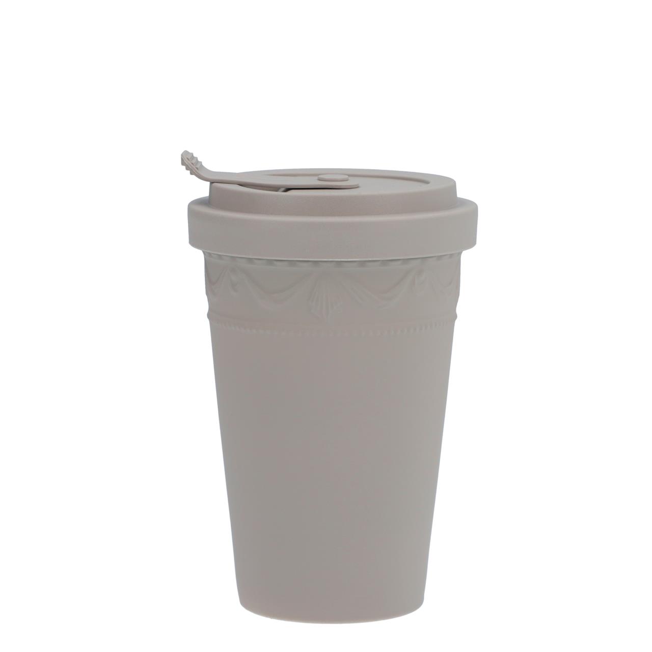 Dieses Bild zeigt einen grauen Coffee To Go Becher mit Deckel. Der Becher hat ein schlichtes Design mit einer dekorativen Borte am oberen Rand.