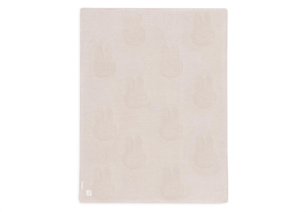 Die Decke zeigt ein dezentes Miffy-Muster und ist in einem warmen Nougat-Ton gehalten. Sie misst 100x150 cm und besteht aus weichem Coral Fleece, ideal für das Kinderbett.