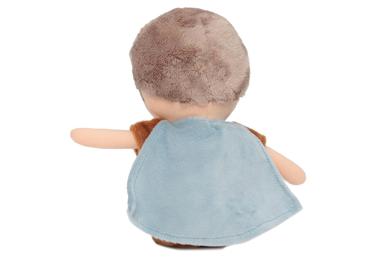 Das Bild zeigt ein Kuscheltier namens "Superhero - Dave" von hinten. Es trägt einen hellblauen Umhang und hat weiches, braunes Haar.