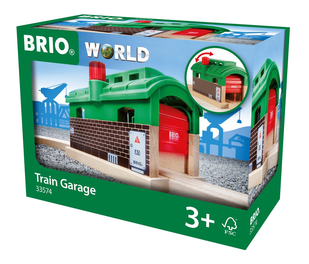 Auf dem Bild ist die Verpackung des BRIO® World Lokschuppens mit Rolltor 33574 zu sehen. Das Set ist für Kinder ab 3 Jahren geeignet und zeigt eine grüne Garage für Holzeisenbahnen mit rotem Tor.